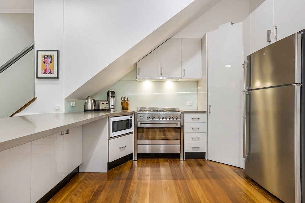 Unique 2- Storey Victorian Terrace Near Errol St