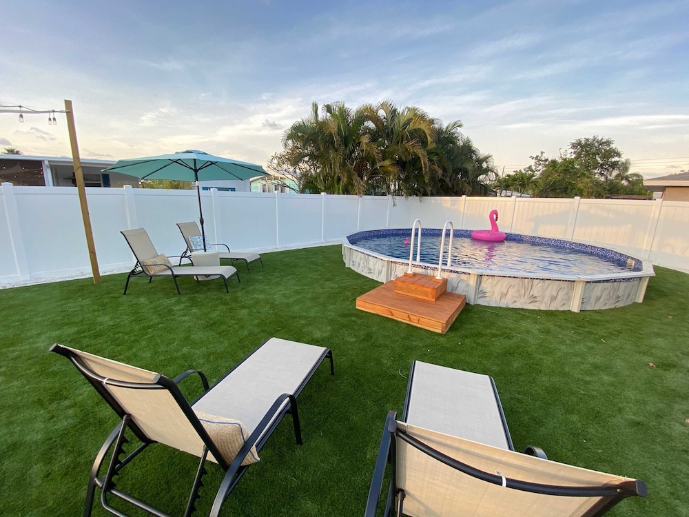 Castaway Cottage Near IMG and Beaches