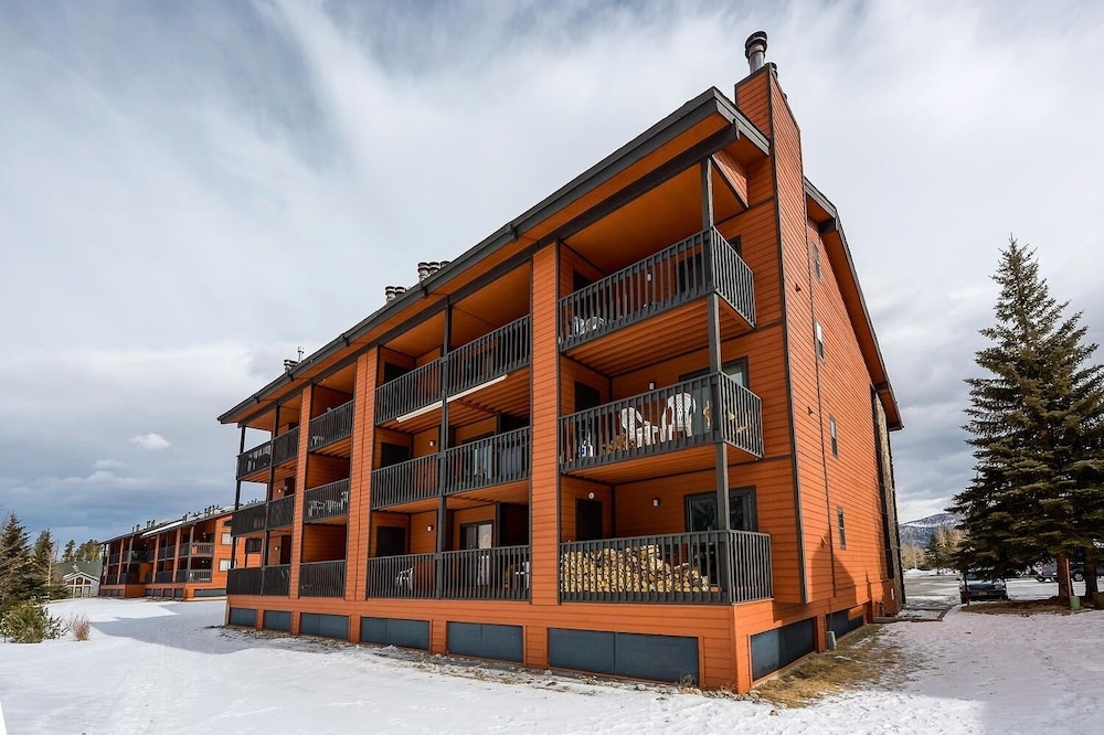 Mountainside 272h 2 Bedroom Condo by RedAwning
