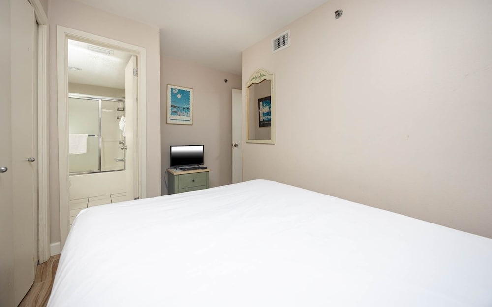 Phoenix Vi 6403 3 Bedroom Condo