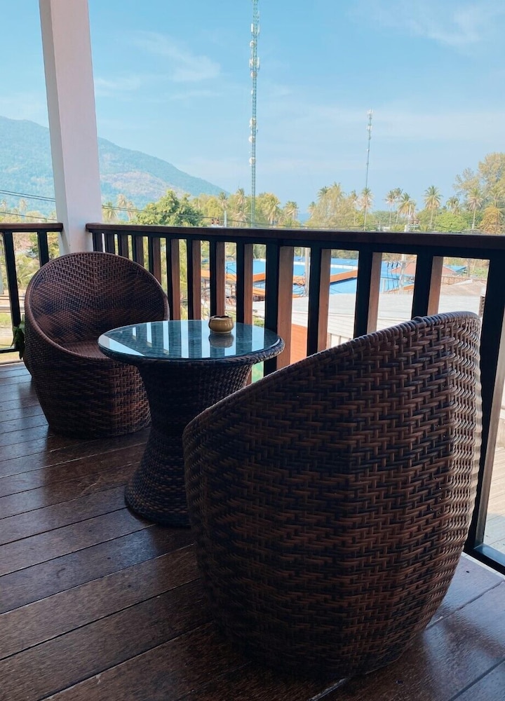 The Reef Hotel & Studios