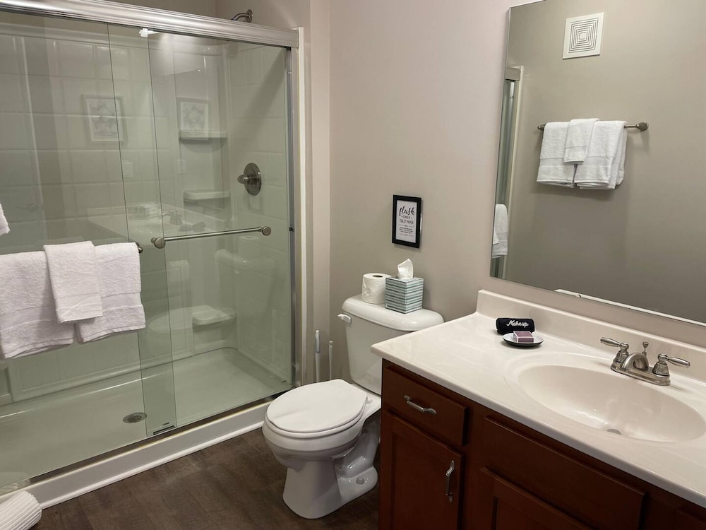 Peaceful Polaris Penthouse 2BR W D Balcony