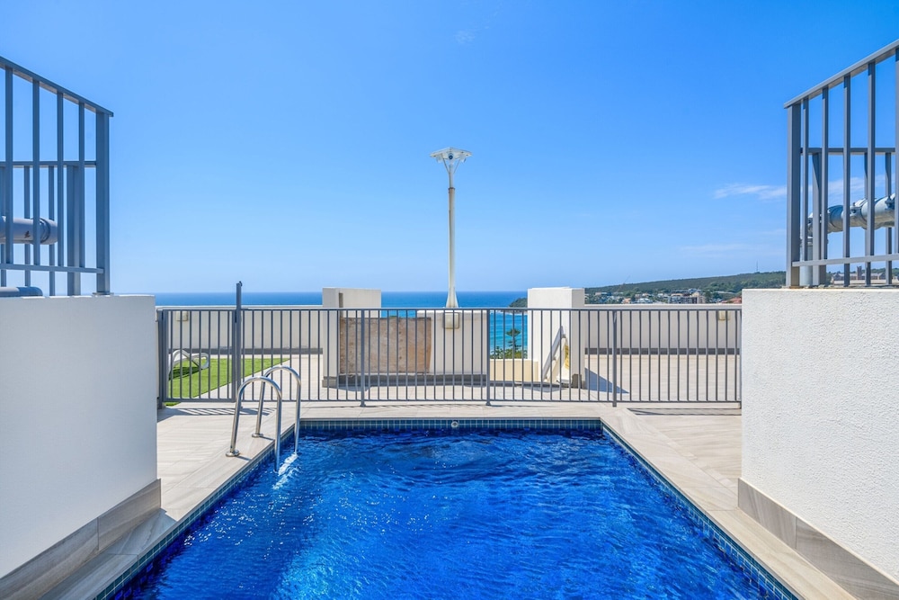 Beachside Unit in the Heart of Manly-ocean Views
