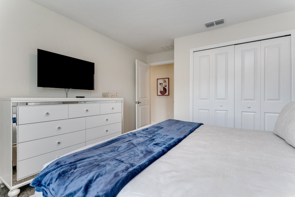 4bed 3Ba Storey Lake Home w. Pool view 3