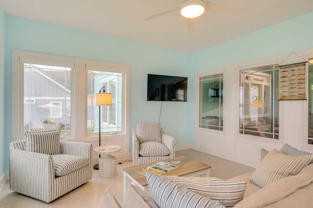 Lakefront Home w/ Hot Tub & Dock in Cross Hill!