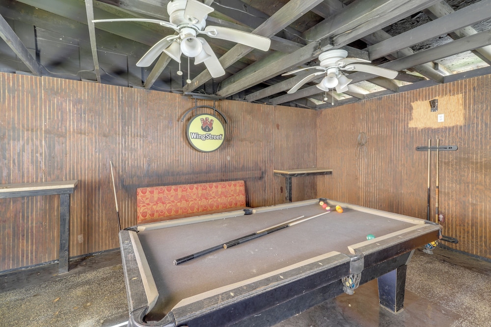 Pool Table & Patio w/ Bar: Spacious Houston Gem!