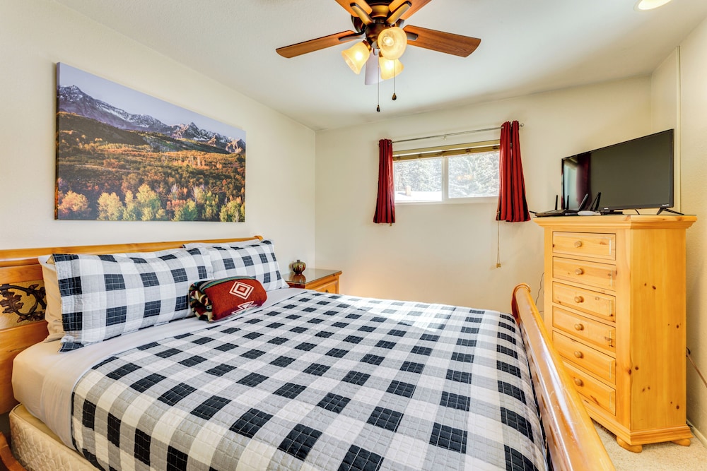 1/2 Mi to Skiing: Red River Condo w/ Free Shuttle!
