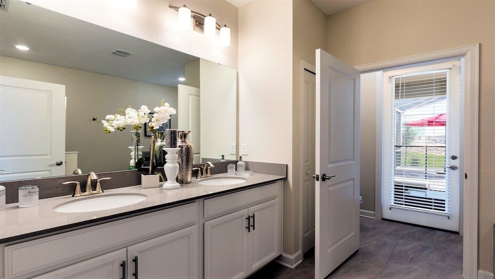 Elegant Retreat With Private Pool & Spa - Image 3