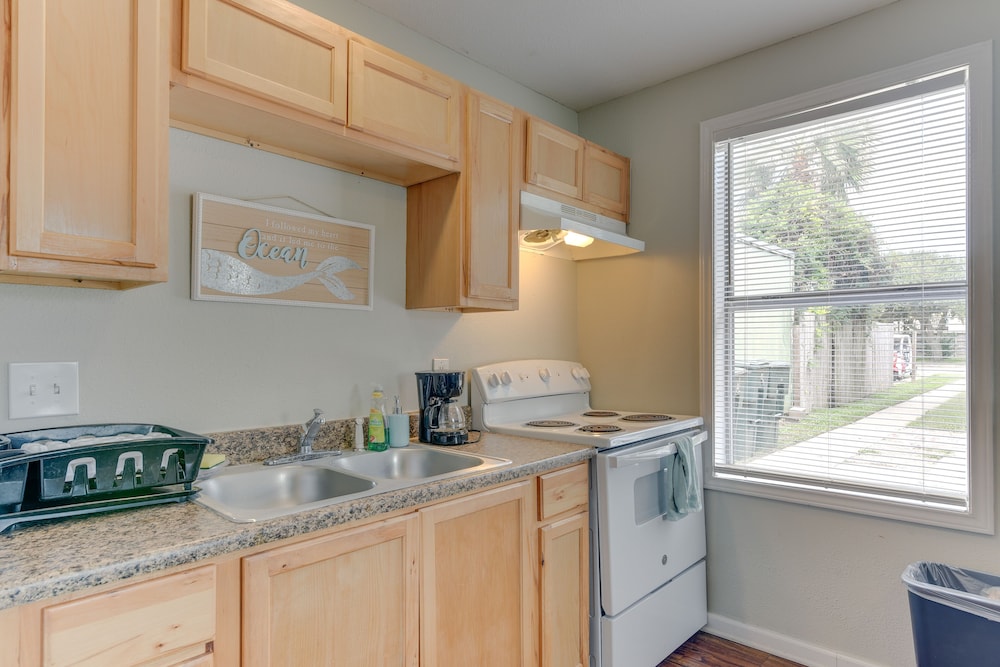 Walk to Beach: Cozy Unit in Galveston!