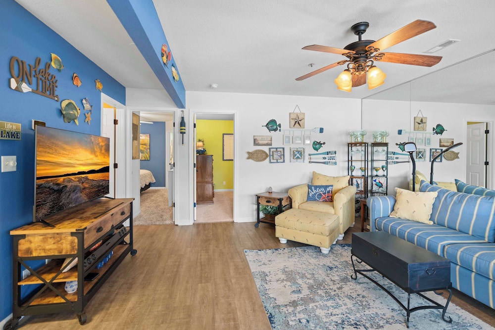 Latibe Retreat Lakefront Condo for 4 w/ Balcony & Pool Access