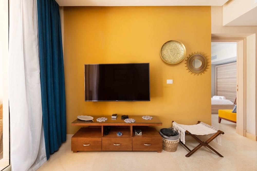 Xuru Stays I Exotic 1bdr w/ Outdoor Terrace Pool & Beach Access