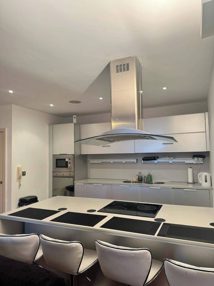 2 Bedrooms - Sleeps 4 - Parking - Petok