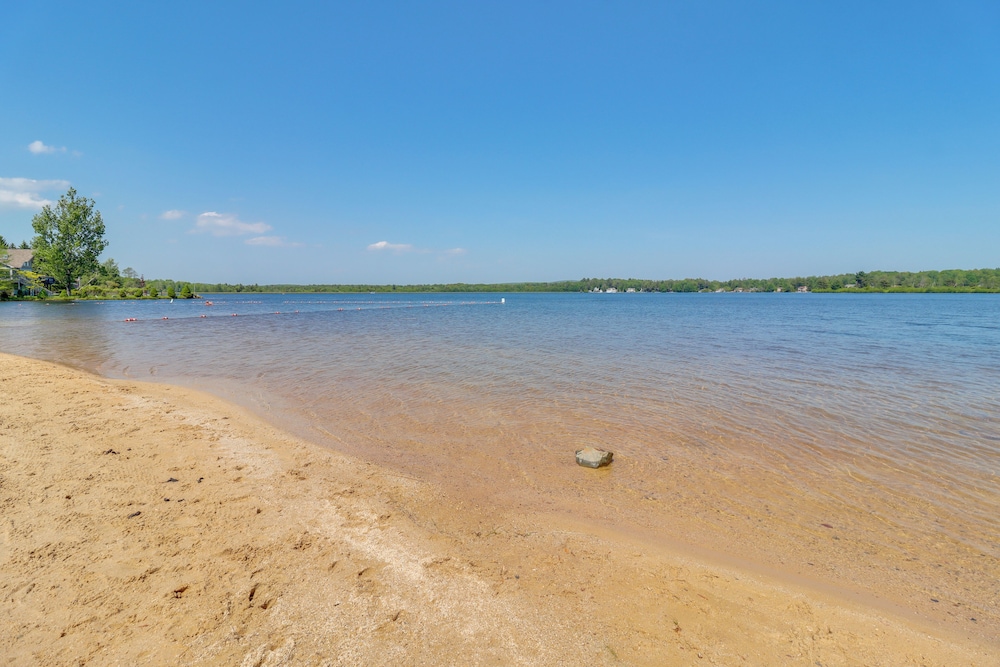 Hot Tub & Community Beach: Albrightsville Home!