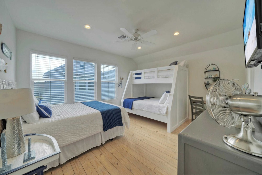 2 Homes in Old Town by Avantstay Sleeps 19, Pool, Newly Built Walk to Eats, Music, & More