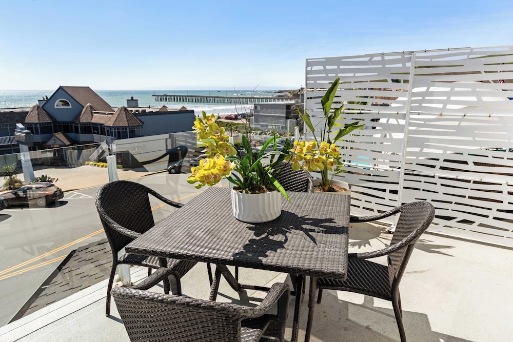 Cayucos Duo 2 Bungalows w/ Views & Lounge Space Pet Friendly