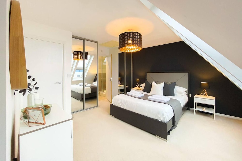 Stunning 4 Bed House With Cinema Room & Parking view 5