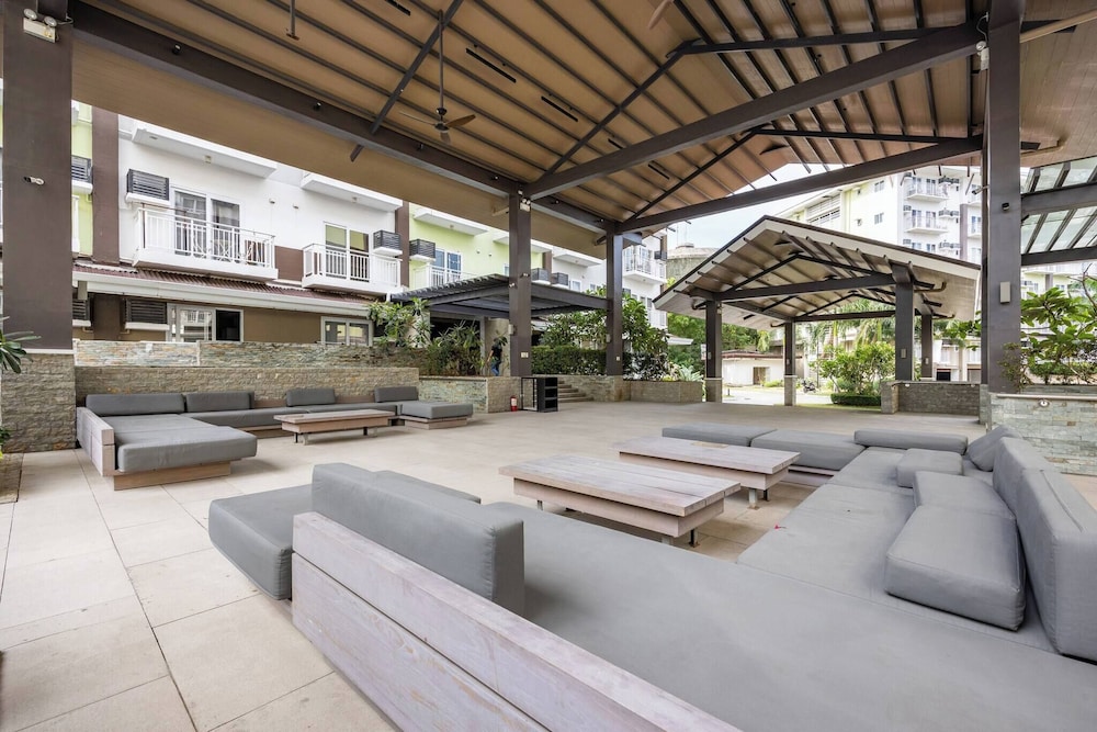 Stylish Condo 3-minutes to Airport, Poolview at Amani Grand Resort Residences