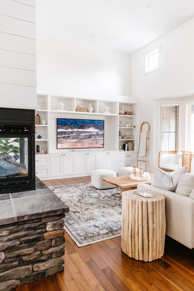 Private Luxury Oasis w Pool HT Parking-1