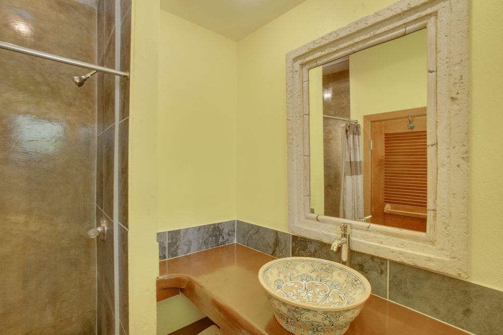 Coconut Row Boutique Hotel