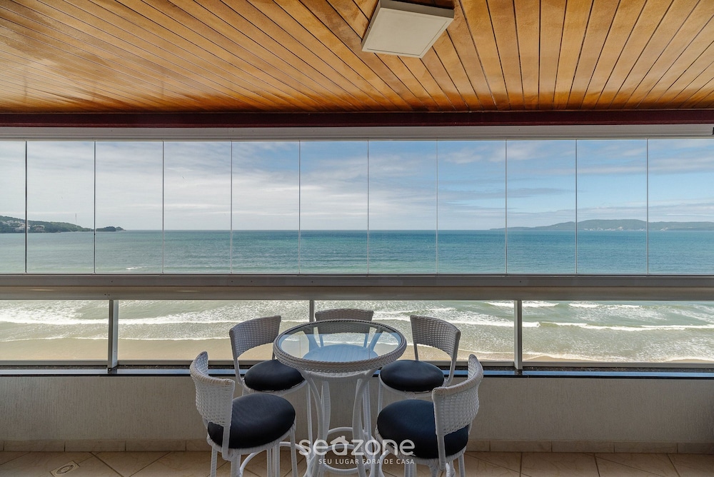 Sea View Apt w/ BBQ in Itapema Dnl0602