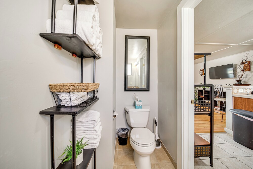 1 Mi to Camels Back Park: Boise Studio w/ Patio!