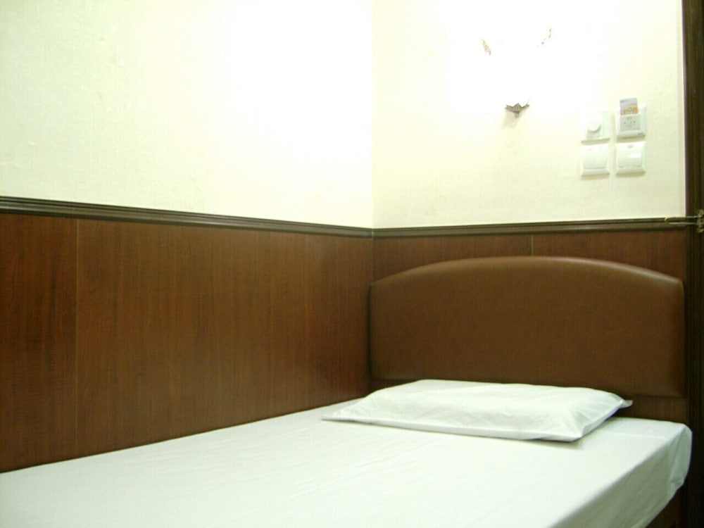 LIS CHAIN HOSTEL