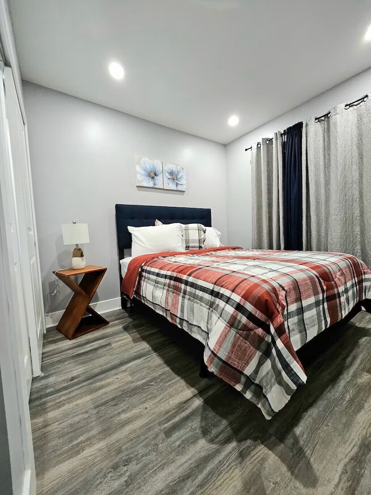 Cozy Home near City Center with Hot tub