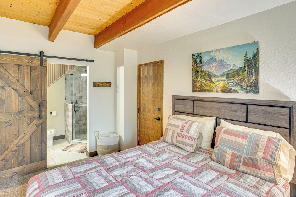3 Mi to Lake Arrowhead Village: Pine-view Home!