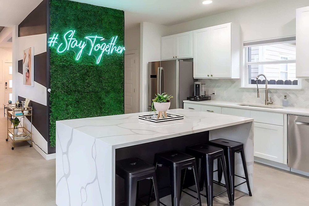 Downtown Austin Oasis w Pool & Hot Tubsleeps 16