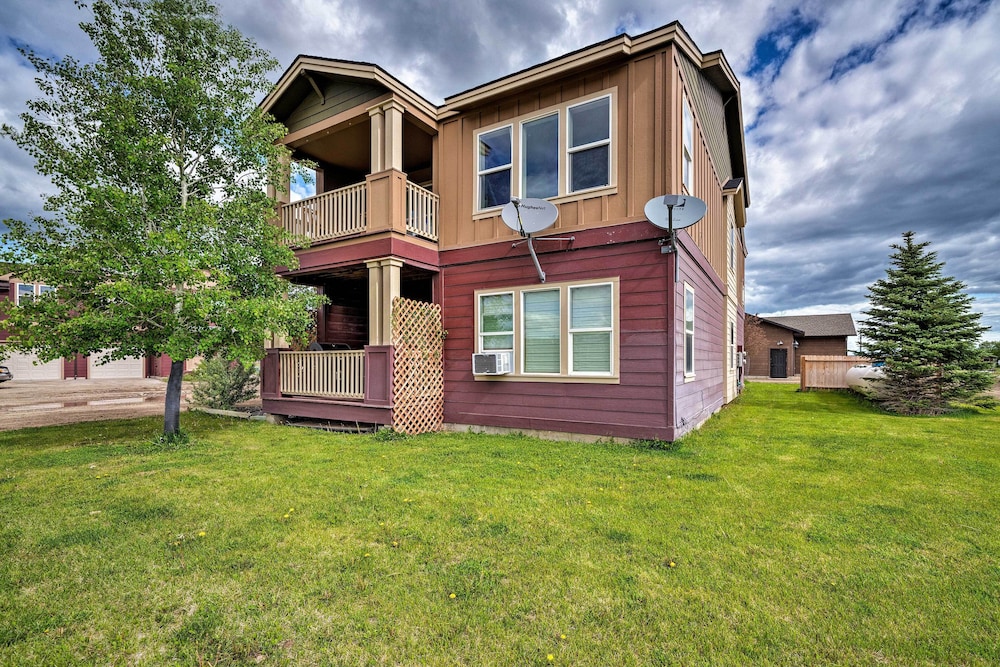 Walk to Main St! Ennis Townhome w/ Balcony view 5