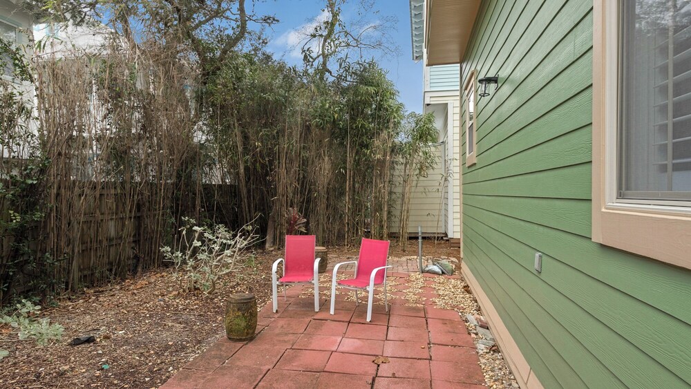 Steps From Pool - Minutes to Beach in Blue Mountain view 5
