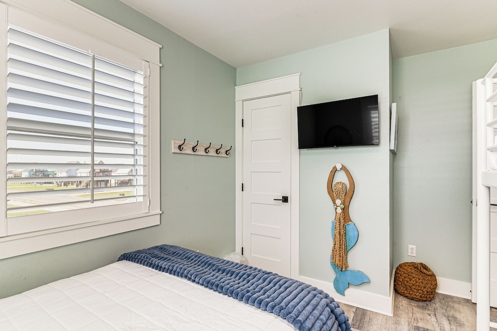 Modern Coastal Farmhouse: Walk to Surfside Beach!