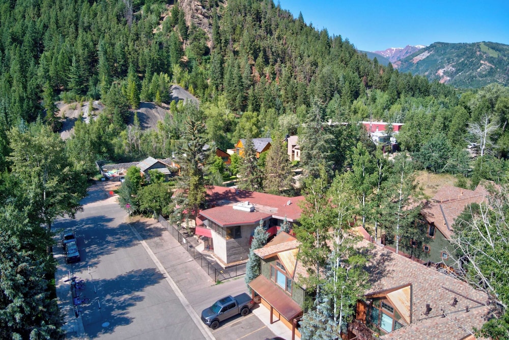Aspen Hideaway by Avantstay Walk to Aspen, Near Slopes + Pool & Hot Tub Access