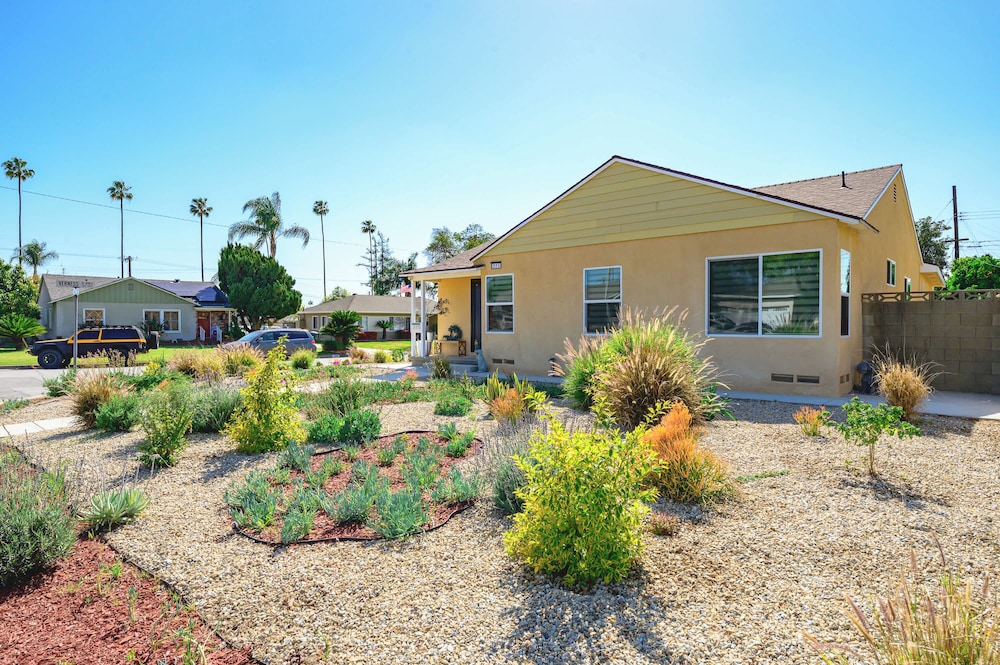 Modern New 3B Home Fully Stocked Cozy Sunlight