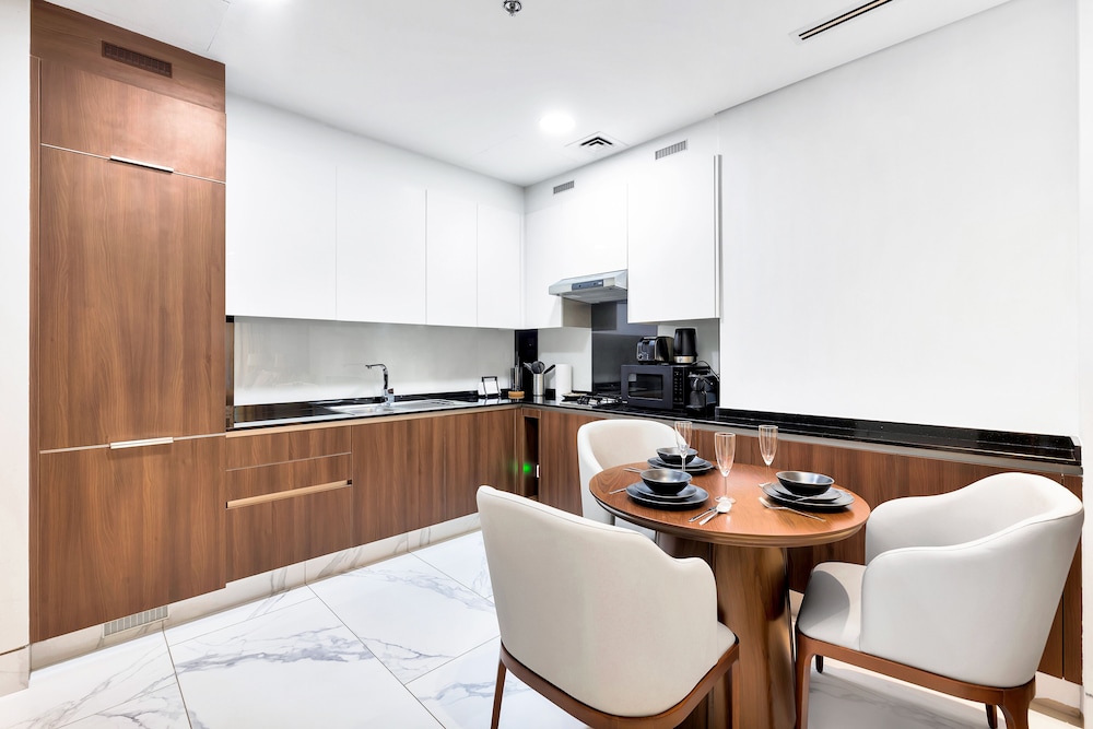 SIMPLY COMFORT Urban Chic Suites in J One Tower City & Canal Views