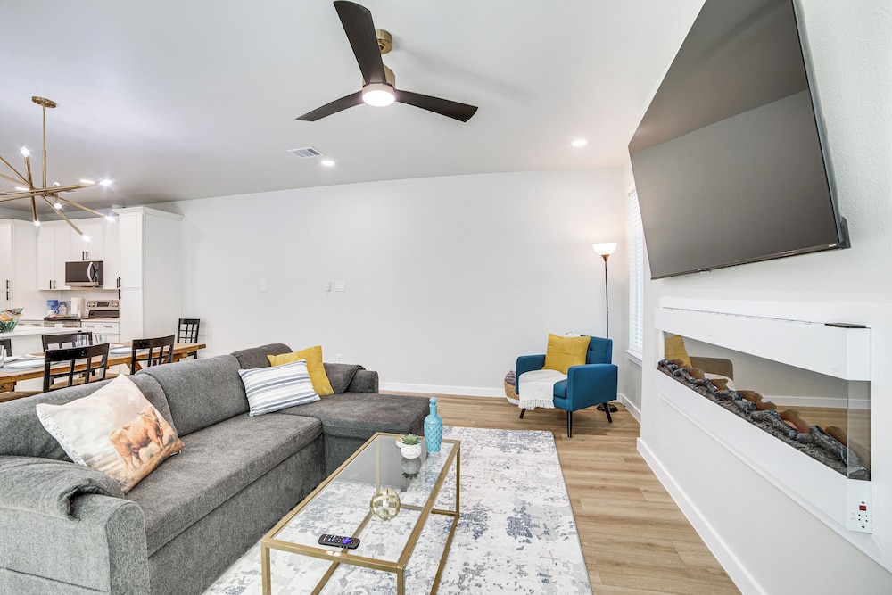 3 Mi to Dtwn Dallas: Pet-friendly Retreat w/ Yard