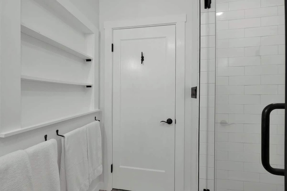 Rojo-charming Unit Walking Distance to Main St!