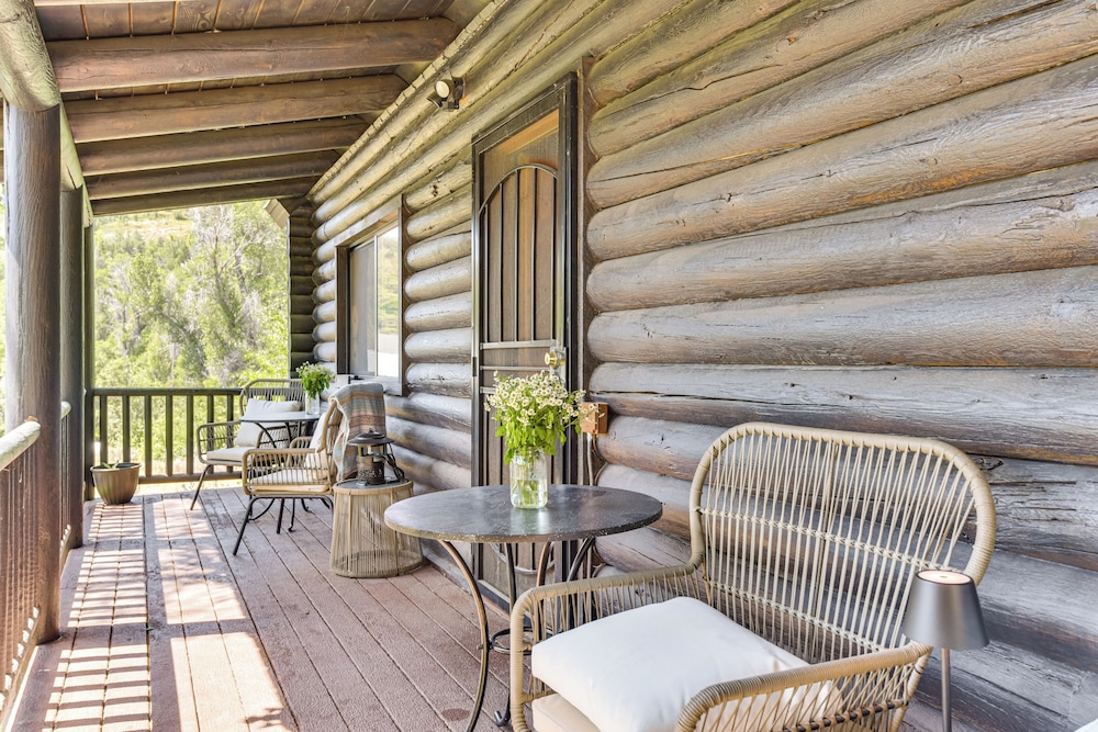 Ski, Hike & More: Homey Huntsville Retreat!