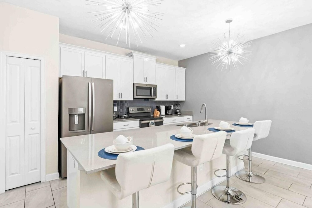Super Dope- FUN Electric Home W Pool Amenities