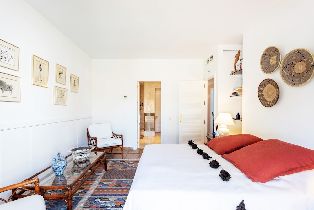 Exclusive Apartment, 200m2, Near Puerto Banus, Señorío de Marbella view 5