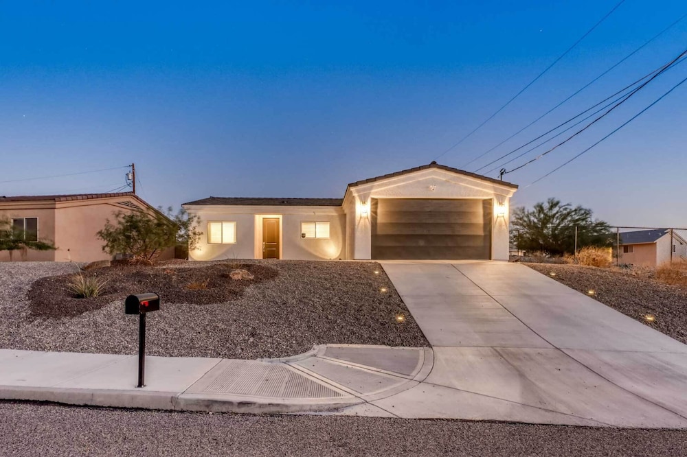 Lake Havasu City Home w/ Fire Pit ~ 2 Mi to Lake!