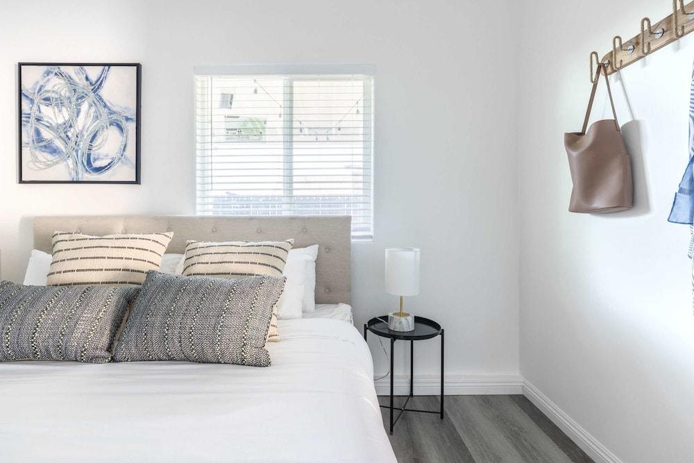 Elegant Retreat Modern Comforts, Prime Location