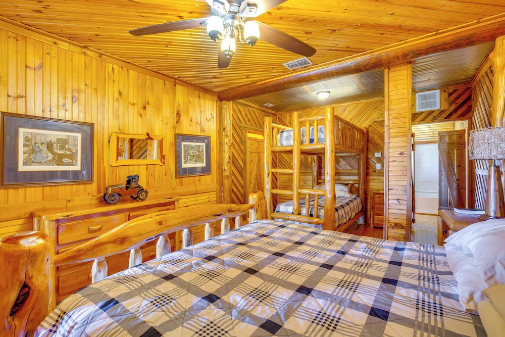 Group Getaway! Multi-level Lodge on Lake Tawakoni