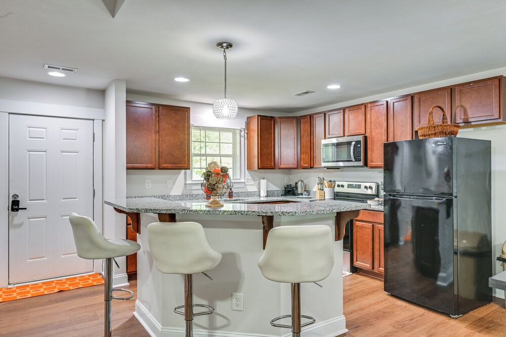 Easy Uptown Access: Charlotte Gem w/ Peaceful Yard