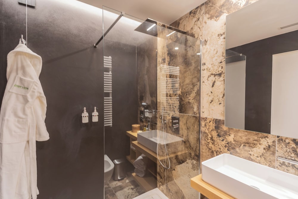 Pureview Luxury Suites, with breakfast & pool by Rent all Como