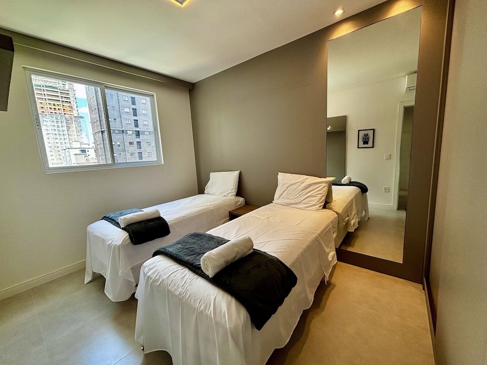 Apt w/ Gourmet Balcony 450m From Beach Reb0802