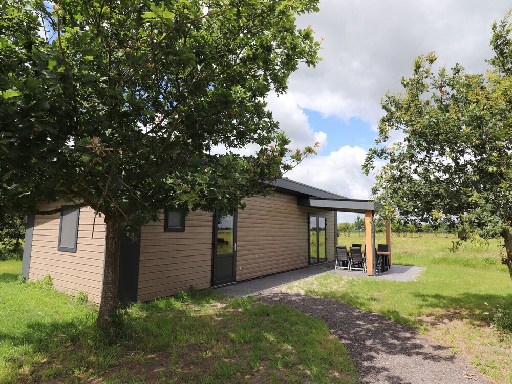 Spacious Chalet in a Rural Location Near Giethoorn