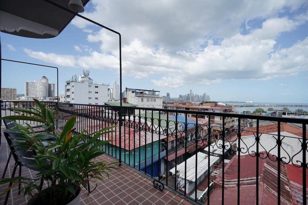w Beautiful 2BR With Balcony in Casco Viejo