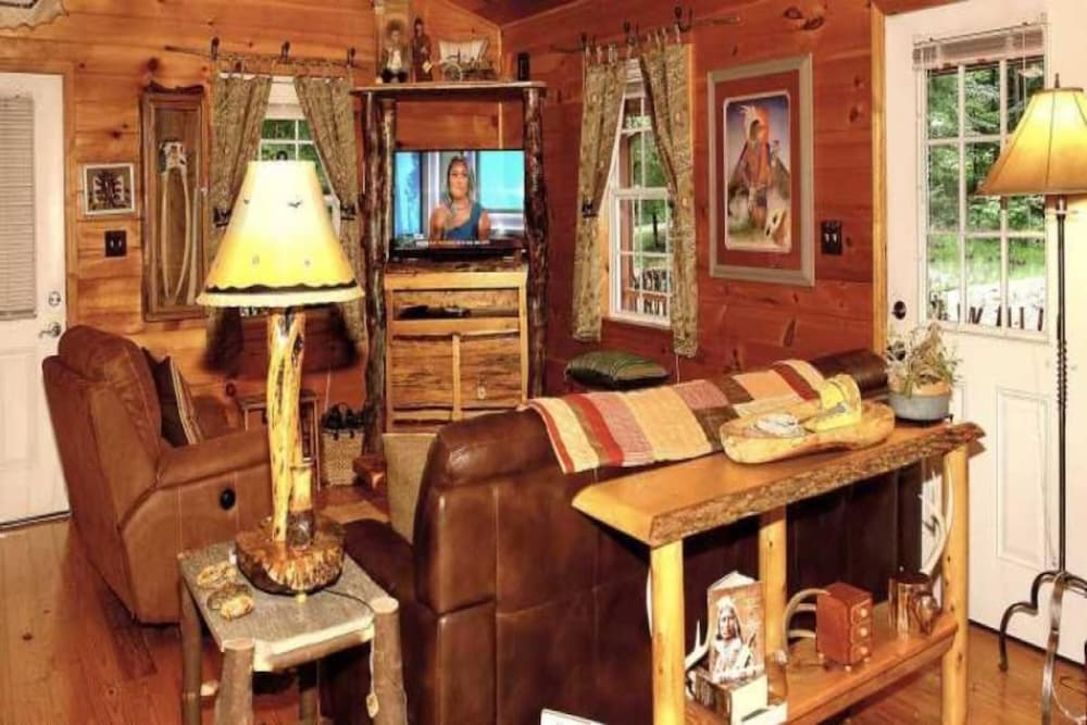 Enchanted - 1 Bedrooms, 1 Baths, Sleeps 2 Cabin by RedAwning view 5