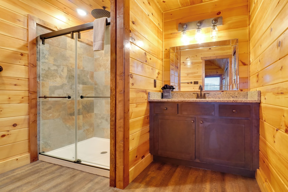 Hot Tub, Game Room & Mtn Views: Sevierville Cabin